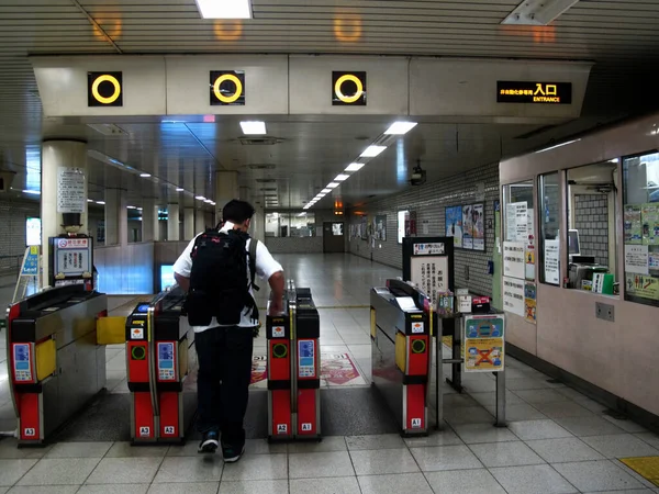 2015年7月11日 日本人と外国人旅行者が京都の嵐山駅で自動改札機を通過し 利用サービスの仕事や旅行に利用しました — ストック写真