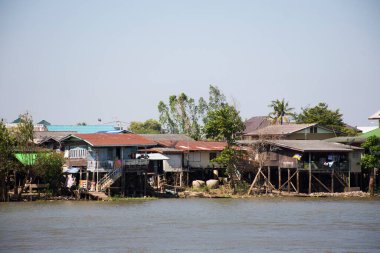 Manzara şehir manzarası ve Taylandlı insanların yaşam tarzına sahip kao the nehri eski ahşap ev ve nehir kıyısındaki Ayutthaya şehrindeki antika eski ahşap ev Phra Nakhon Si Ayutthaya, Tayland