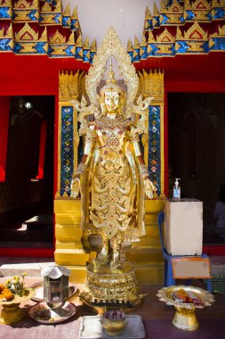 Tai halkı ve yabancı gezginler için Bodhisattva Maitreya Buddha 4 Aralık 2021 'de Tayland Phra Nakhon Si Ayutthaya' da Wat Song Kusol Tapınağı 'nda kutsal bir gizemle dua ve ibadet ziyaretinde bulundu.