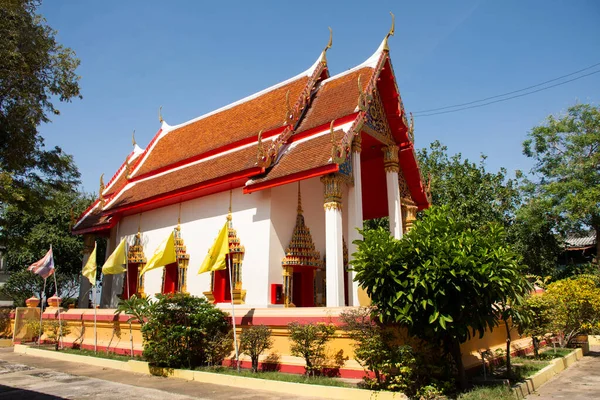 在泰国的Phra Nakhon Ayutthaya市 为泰国人和外国游客修建的Wat Song Kusol寺庙古旧的乌博斯教堂参观并尊重祈祷的佛神天使 — 图库照片