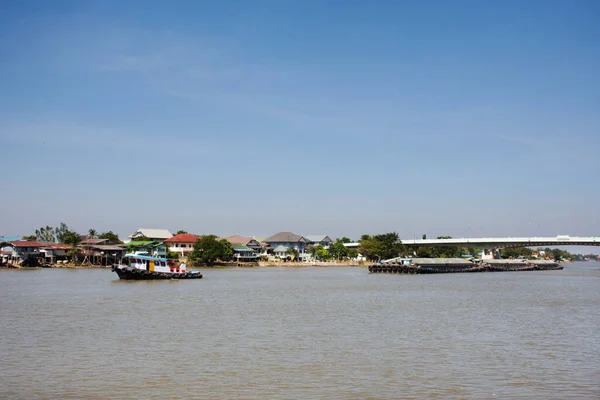 Asiáticos Tailandeses Trabajadores Navegando Barcaza Remolcador Buque Carga Envío Entrega — Foto de Stock