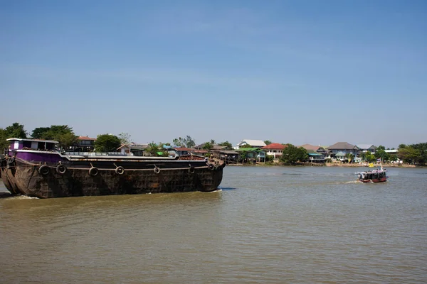 Asiáticos Tailandeses Trabajadores Navegando Barcaza Remolcador Buque Carga Envío Entrega — Foto de Stock