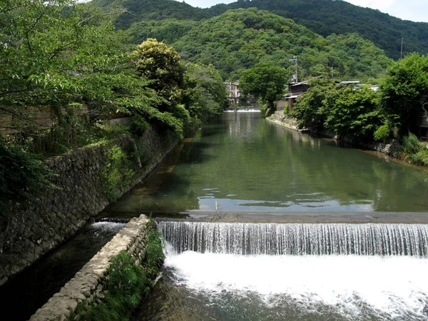 日本の人々と外国人旅行者のための大井川と景観の山の森のチェックダム嵐山に指定された史跡と京都の風景の美しさの場所関西 — ストック写真