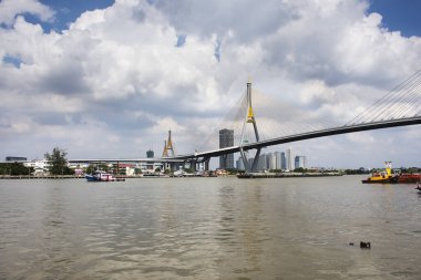 26 Aralık 2021 'de Samut Prakan, Tayland' da yer alan Samut Prakan 'da, Phra Pradaeng ve Bhumibol Köprüsü' ndeki Chao Phraya nehrinde mavna ve römorkör kargo gemisiyle manzara manzarası