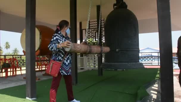 Los Viajeros Tailandeses Visitan Templo Wat Tham Panyaram Bangmuang Golpean — Vídeos de Stock