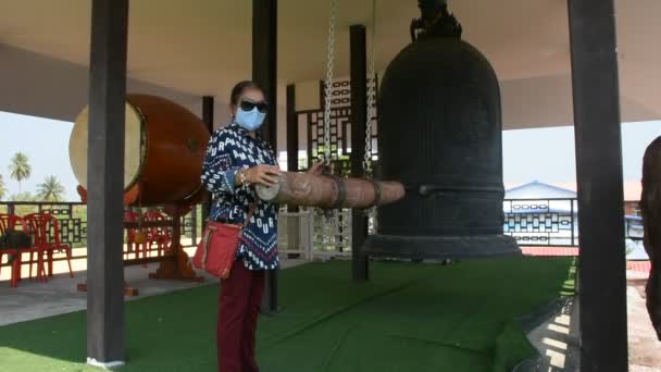Los Viajeros Tailandeses Visitan Templo Wat Tham Panyaram Bangmuang Golpean Metraje De Stock