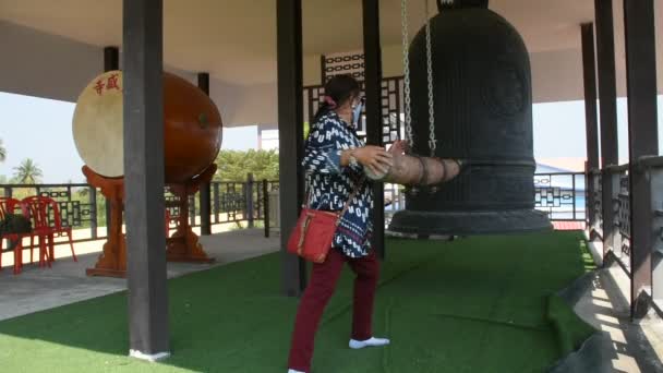 Ταξιδιώτες Thai Γυναίκα Άνθρωποι Ταξιδεύουν Επίσκεψη Στο Wat Tham Panyaram — Αρχείο Βίντεο