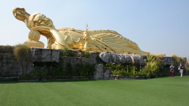 观音或观音睡眠塑像 供泰国人和外国游客游览 并尊重在泰国纳孔帕东的山弗兰市的Wat Tham Panyaram Bangmuang寺庙的祈祷 — 图库视频影像