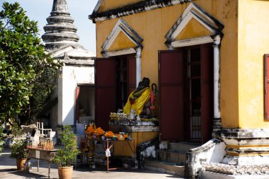 Tayland 'ın başkenti Phra Nakhon Si Ayutthaya' da 4 Aralık 2021 'de Ayutthaya' daki Wat Prasat Nakhon Luang Tapınağı 'nda namaz kılan antik Ganesha heykeli veya Ganesh figürü.