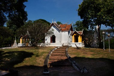 Tai halkı ve yabancı gezginler için Wat Prasat Nakhon Luang Tapınağı 'nın antik kilise binası yıkıldı. Phra Nakhon Si Ayutthaya, Tayland' da Buda tanrısı meleğine saygı duasıyla ziyaret edin.