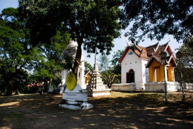 Tai halkı ve yabancı gezginler için antik Wat Prasat Nakhon Luang Tapınağı 4 Aralık 2021 'de Phra Nakhon Si Ayutthaya, Tayland' da Buda tanrısına dua eden bir melek ziyaret edin.