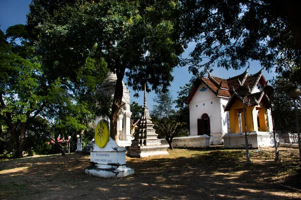 Tai Halkı Yabancı Gezginler Için Antik Wat Prasat Nakhon Luang — Stok fotoğraf