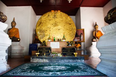 Antik Wat Prasat Nakhon Luang Tapınağı 'ndaki ay taşı heykeli 4 Aralık 2021' de Tayland 'ın başkenti Phra Nakhon Si Ayutthaya' daki Ayutthaya 'ya saygılarını sunmak için gelmişler.