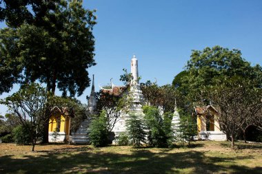 Tai halkı ve yabancı gezginler için Wat Prasat Nakhon Luang Tapınağı 'nın antik kilise binası yıkıldı. Phra Nakhon Si Ayutthaya, Tayland' da Buda tanrısı meleğine saygı duasıyla ziyaret edin.