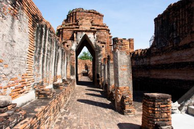 Eski kalıntılar antik kale ve taş bina Wat Prasat Nakhon Luang Tapınağı Tayland 'daki Phra Nakhon Si Ayutthaya' da dua eden Buda 'yı ziyaret edin.