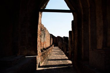 Eski kalıntılar antik kale ve taş bina Wat Prasat Nakhon Luang Tapınağı Tayland 'daki Phra Nakhon Si Ayutthaya' da dua eden Buda 'yı ziyaret edin.