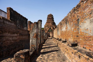 Eski kalıntılar antik kale ve taş bina Wat Prasat Nakhon Luang Tapınağı Tayland 'daki Phra Nakhon Si Ayutthaya' da dua eden Buda 'yı ziyaret edin.