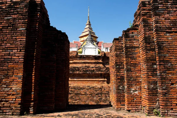 Antigas Ruínas Castelo Antigo Construção Tijolos Pedra Wat Prasat Nakhon — Fotografia de Stock