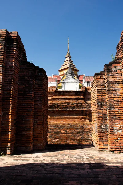 Antike Ruinen Antike Burg Und Backsteingebäude Des Wat Prasat Nakhon — Stockfoto