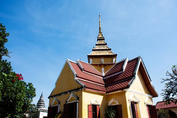 泰国人和外国游客前往泰国Phra Nakhon Ayutthaya拜佛神天使 参观为泰国人和外国游客建造的万寿寺古寺 — 图库照片