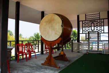 Tayland 'ın Nakhon Pathom kentindeki Sam Phran şehrinde, Wat Tham Panyaram Bangmuang tapınağındaki Tanrı' ya dua eden Taylandlı ve Taylandlı gezginler için büyük bir çan çalıyor.