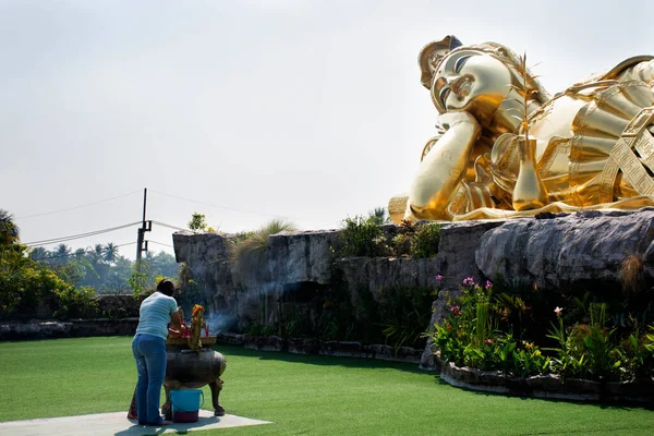Reclinando Guanyin Quan Yin Estátua Sono Para Pessoas Tailandesas Viajantes — Fotografia de Stock