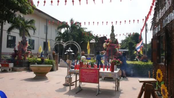 König Thao Wessuwan Oder Vasavana Kuvera Riesenstatue Für Thailändische Besucher — Stockvideo