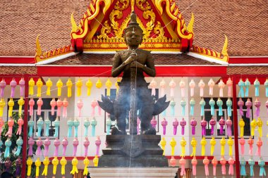 Thao Wessuwan ya da Vasavana Kuvera dev Tayland heykeli Tayland 'ın Suphan Buri kentindeki Si Prachan şehrinde bulunan Wat Phang Muang tapınağındaki kutsal ilahi gizeme saygı gösterin.