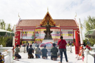 Tai halkı için Kral Thao Wessuwan veya Vasavana Kuvera dev heykeli 27 Ocak 2022 tarihinde Suphan Buri, Tayland 'da Si Prachan' daki Wat Phang Muang tapınağını ziyaret edip namaz kılıyor.
