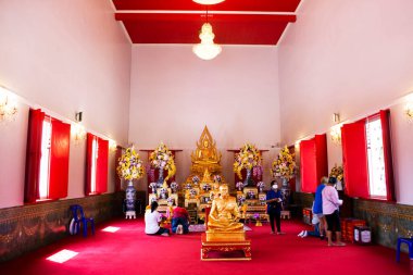 Thai halkı ve yabancı gezginler için Buda heykeli 27 Ocak 2022 'de Suphan Buri, Tayland' da Wat Phang Muang 'daki Si Prachan Tapınağı' na kutsal bir dua ile ziyaret ve saygı ile gelir.