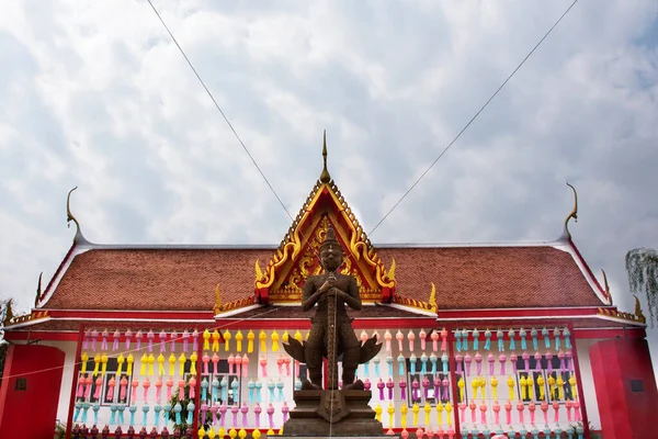 在泰国素汉白里素汉白里市西卜拉山的王庙中 为泰国人修建的太祖威斯特万国王或瓦萨瓦娜 库维拉巨像前往拜望 为神圣的神之谜祈祷 — 图库照片