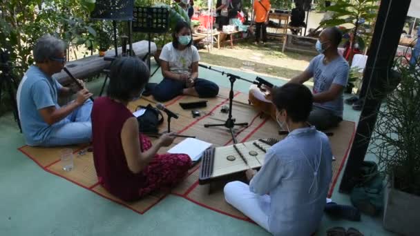 Élő Zenekar Játszik Hagyományos Thai Hangszerek Koncert Show Thai Emberek — Stock videók