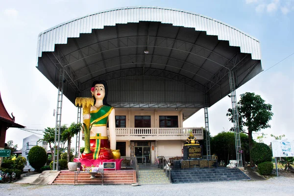 タイの人々のための米とラフ月食の神社のメーポソップ女神は 2022年1月27日にタイのスパンブリ市にあるシュパンブリのワット テンプライ寺院で参拝を尊重します — ストック写真