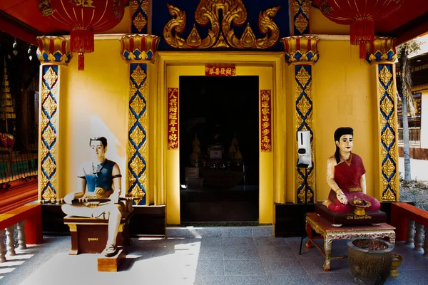 タイの人々と外国人旅行者のための神秘的なナガ崇拝神社タイのプラナコーンSi Ayutthaya ThailandのプラナコーンSi Ayutthayaにあるワット クソル寺院で神聖な崇拝の謎で祝福を祈る — ストック写真