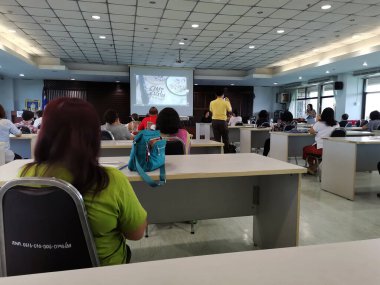 Taylandlı kadınlar 10 Haziran 2020 'de Bangkok, Tayland' da atölye atölyesinde el yapımı pamuk kumaşına el işi örgü örerek el işi eğitimi alıyorlar.