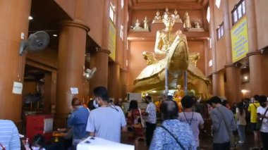 Luang Pu Liu keşişi ve Buda heykeli Tayland 'ın başkenti Tayland' da 27 Ocak 2022 'de Nakhon Pathom' da, Kamphaeng Saen şehrindeki Wat Rai Tang Tang Tapınağı 'na saygılarını sunmaya gittiler.