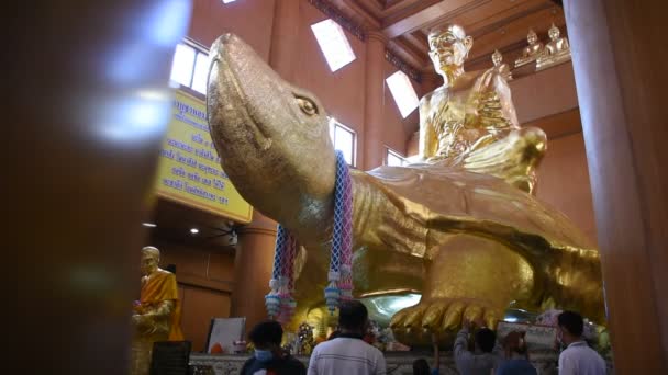 Estatua Monje Buda Luang Liu Para Gente Tailandesa Los Viajeros — Vídeo de stock