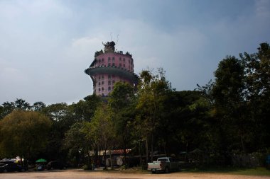 Tayland 'ın başkenti Nakhon Pathom' da, 9 Ocak 2022 'de Sam Phran şehrindeki Wat Samphran Tapınağı' na dua ederek, Tayland halkı için Yılan Naga kralı ve Çin ejderhası olan dış kule binasını ziyaret edin.