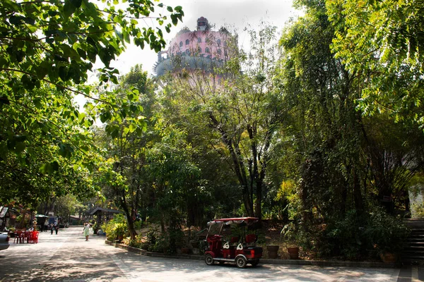 Edificio Exterior Torre Con Rey Serpiente Naga Dragón Chino Para —  Fotos de Stock