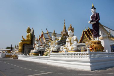 Tai halkı için güzel Phra Si Ariya Mettrai Buda heykeli Wat Charoen Rat Bamrung ya da Nakhon Pathom, Tayland 'daki Kamphaeng Saen' deki Nong Pong Nok tapınağını ziyaret edin.