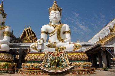 Tai halkı için güzel Phra Si Ariya Mettrai Buda heykeli Wat Charoen Rat Bamrung ya da Nakhon Pathom, Tayland 'daki Kamphaeng Saen' deki Nong Pong Nok tapınağını ziyaret edin.