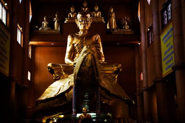 Luang Pu Liu keşişi ve Buda heykeli Tayland 'ın başkenti Tayland' da 27 Ocak 2022 'de Nakhon Pathom' da, Kamphaeng Saen şehrindeki Wat Rai Tang Tang Tapınağı 'na saygılarını sunmaya gittiler.