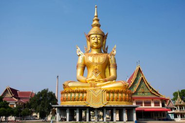 Gezginler için Phra Si Ariya Mettrai Buda heykeli Tayland 'ın Nakhon Pathom kentindeki Kamphaeng Saen' de bulunan Wat Thung Kraphang Hom veya Sakha tapınağındaki kutsal gizeme hürmet edin.