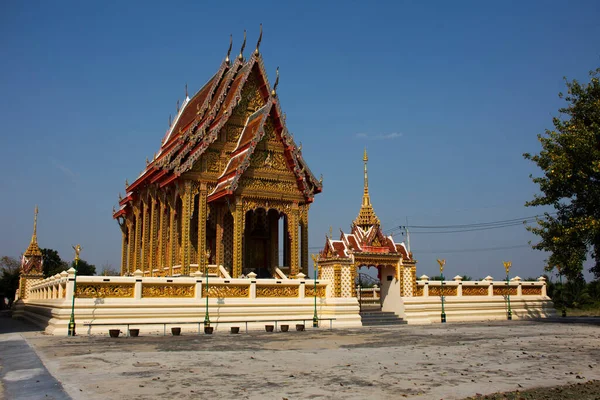 泰国人旅游游览泰国纳孔帕托姆的旺堂或沙哈庙宇 参观他们敬拜的佛像或古建筑 — 图库照片