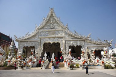 Wat Pracha Fare Bamrung ya da Rang Man tapınağı Tayland 'ın Nakhon Pathom şehrinde 27 Ocak 2022' de, Kamphaeng Saen şehrinde kutsal gizemlerle dua ederek seyahat eden insanlar ve yabancı gezginler için.