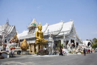 Wat Pracha Fare Bamrung ya da Rang Man tapınağı Tayland 'ın Nakhon Pathom şehrinde 27 Ocak 2022' de, Kamphaeng Saen şehrinde kutsal gizemlerle dua ederek seyahat eden insanlar ve yabancı gezginler için.