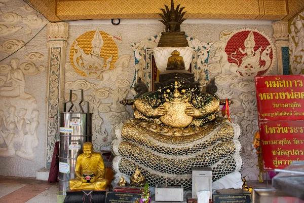 タイの人々のための仏像とラフの月食旅行者のための旅行の尊敬の祈りワット プラチャラット バンランまたはラン マン寺院での参拝2022年1月27日にタイのナコンパトムで見た — ストック写真