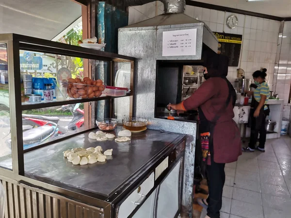 Thajská Žena Muslim Kuchař Prodejce Vaření Místní Ulice Potravin Roti — Stock fotografie