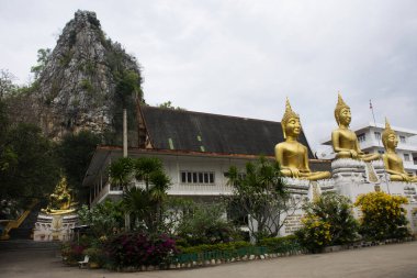 Thai halkı ve yabancı gezginler için Buda heykeli 16 Şubat 2022 'de Saraburi, Tayland' da bulunan Phra Phutthabat 'taki Thamkrabok Tapınağı' nda kutsal dualarla kutsanmıştır.