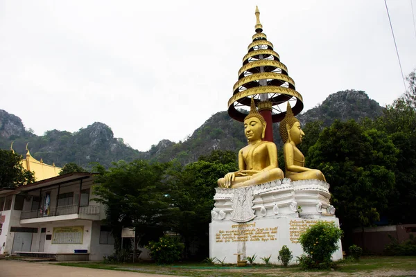 タイの人々と外国人旅行者のための仏像は 2022年2月16日にタイのサラブリでプラプータバトのワット クラボクまたはタムクラボク寺院で聖なる祝福を祈る尊敬を訪問します — ストック写真